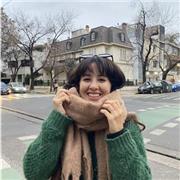 Profesora de naturales imparte clases para niños o adolescentes en edad escolares